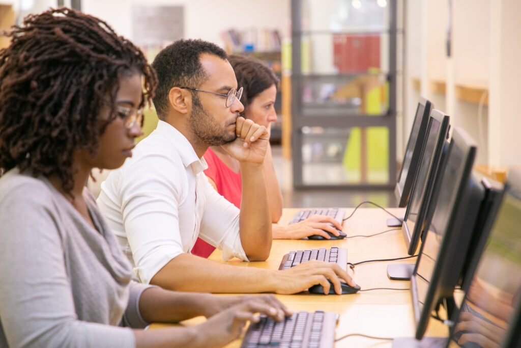 Technicien OM Conseil travaillant comme prestataire informatique sur un poste de travail sécurisé