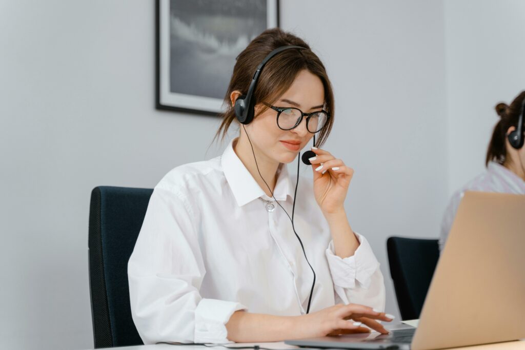 Technicien OM Conseil travaillant comme prestataire informatique sur un poste de travail sécurisé