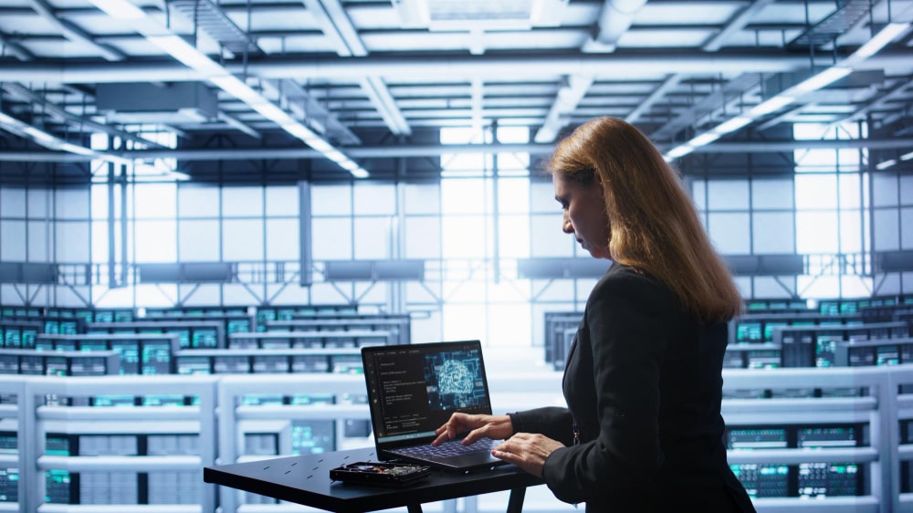 Technicien OM Conseil travaillant sur une infrastructure virtualisée simplifiée dans un datacenter moderne